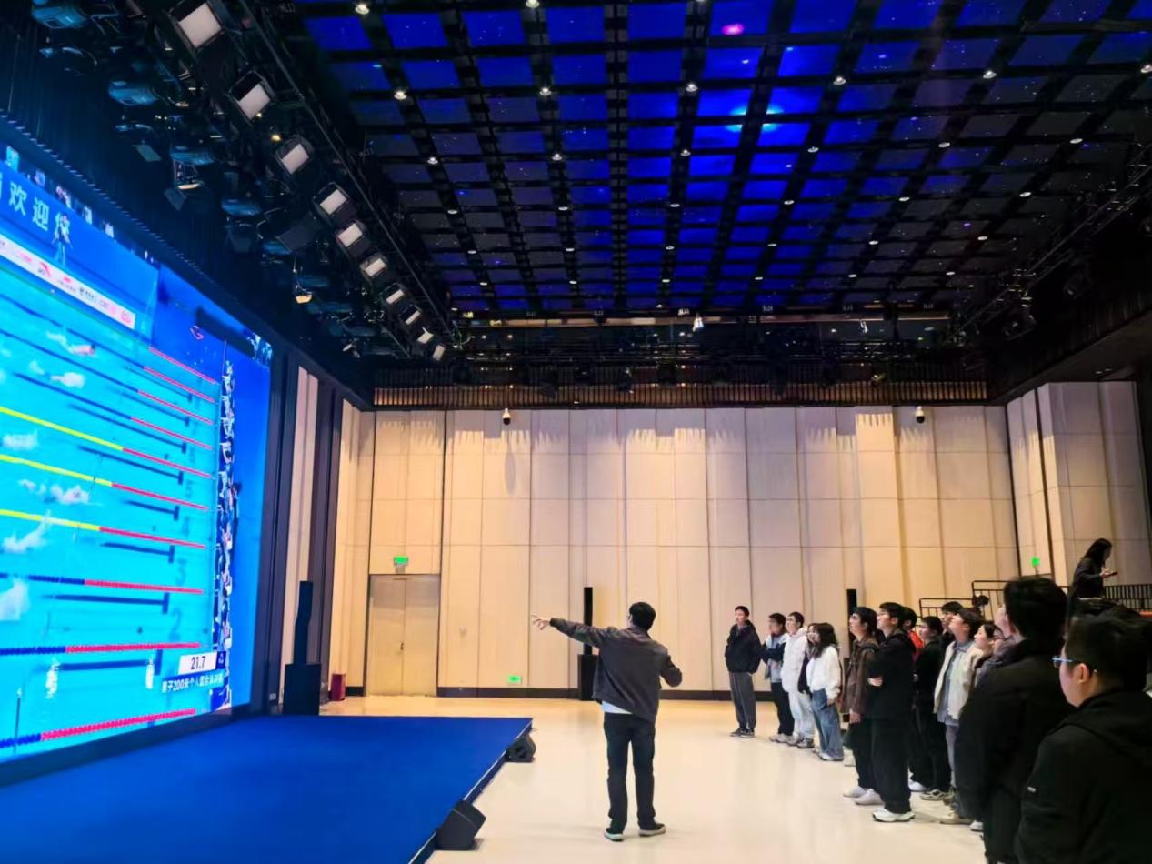 科技赋能研学 党建引领成长——人工智能学部研究生党员赴国际传媒港开展沉浸式实践